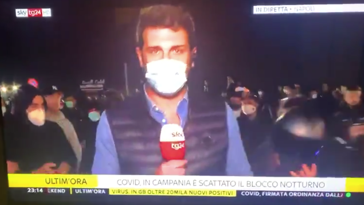 protesta a napoli contro de luca aggredito il giornalista sky paolo fratter video